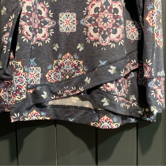 St. John’s Bay Womens Geometrical Floral Design Asymmetrical Hem - Picture 2 of 6